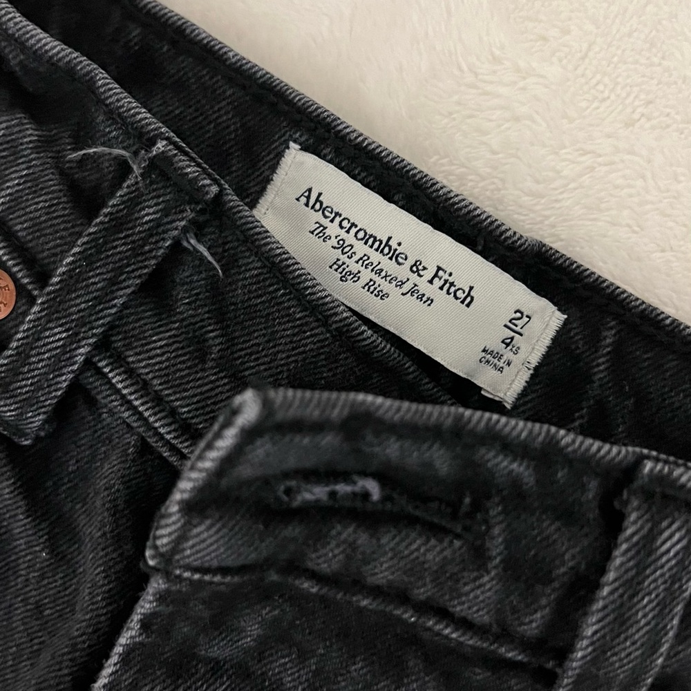 Abercrombie & Fitch - The 90’s Relaxed Jean High Rise Jeans